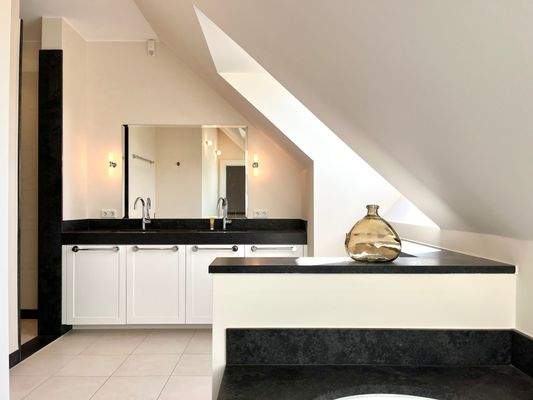 Masterbad mit Wanne und Dusche