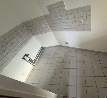 Leerer gefliester Raum