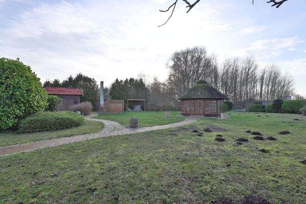 großzügiger Graten mit Pavillon unter Reet