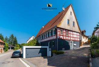 Hausansicht mit Doppelgarage