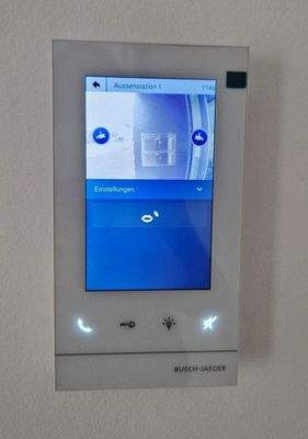 Türstation mit Monitor und Kamera.jpg