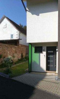 sonniger Haustürvorplatz