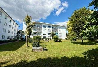 Hausansicht mit Garten