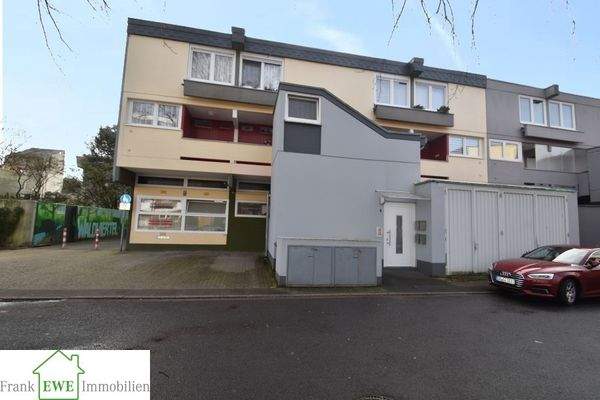 Hausansicht, Garage, Wohn- und Geschäftshaus zum Kauf in Düsseldorf Garath, Frank Ewe Immobilienmakler Düsseldorf