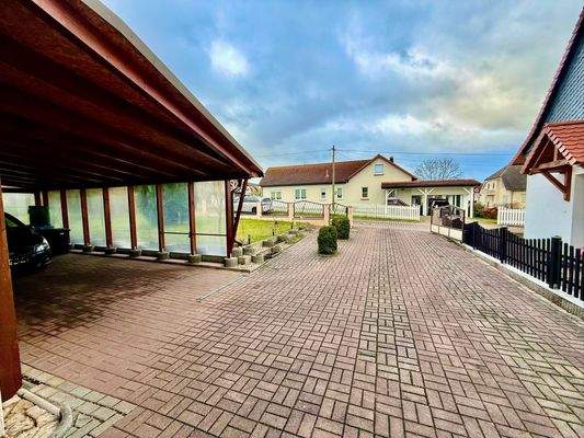 Einfahrt mit Carport