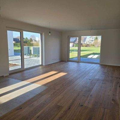 Blick in das Wohnzimmer und Garten