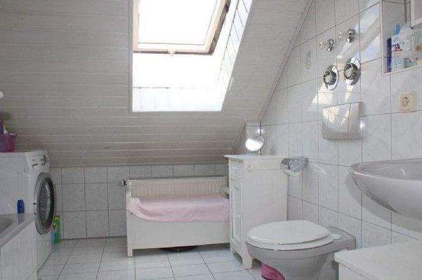 Das helle Bad mit Fenster