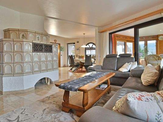 Im Wohnbereich der Hauptwohnung genießen Sie behagliche Kaminwärme