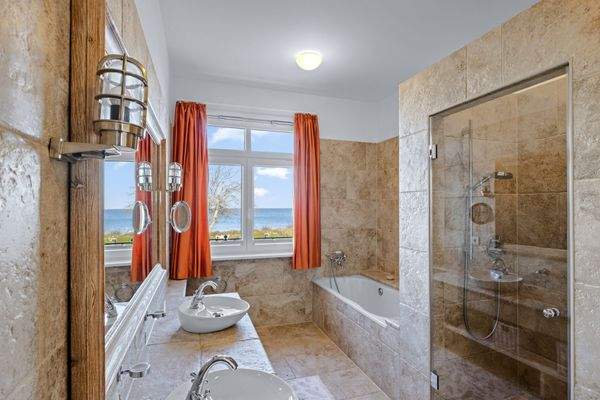 Moderne Bäderstil-Strandvilla in direkter Ostseelage mit eigenem Strandzugang DAHLER Rostock