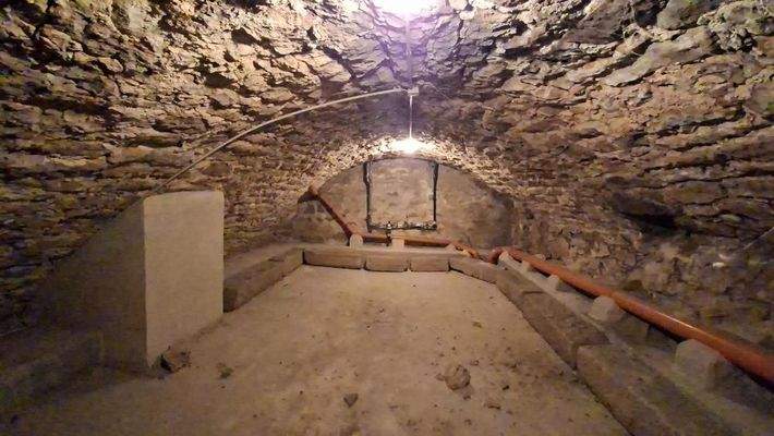 Gewölbekeller links