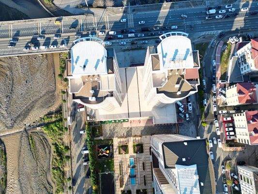 Middle-Floor Apartment in a Complex with Pool and Gym in Trabzon