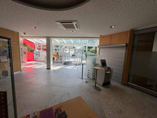 Eingangsbereich mit Glasfront.2 .JPEG