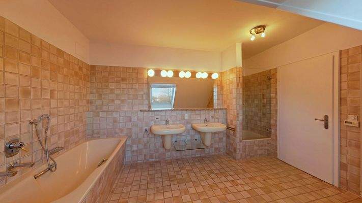 Vollbad Dachgeschoss weitere Ansicht