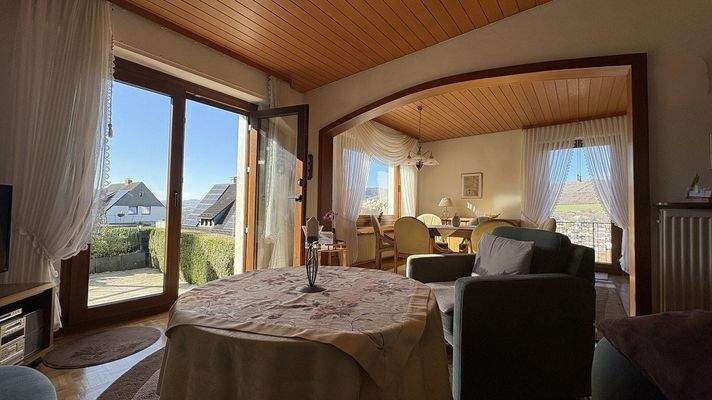 Wohn-/Esszimmer mit Zugang zur Terrasse und Balkon