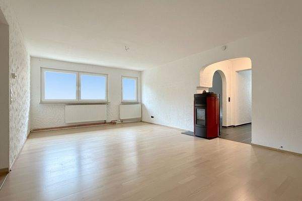 Geräumiges Wohnzimmer mit Zugang zur Küche