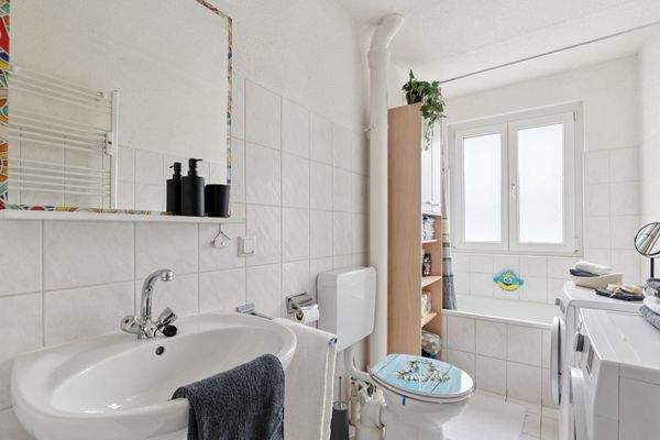 Tageslichtbad mit Duschbadewanne,...