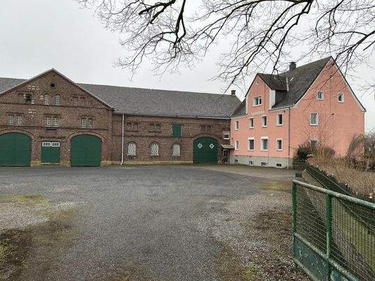 Wohnhaus mit Wirtschaftsgebäude