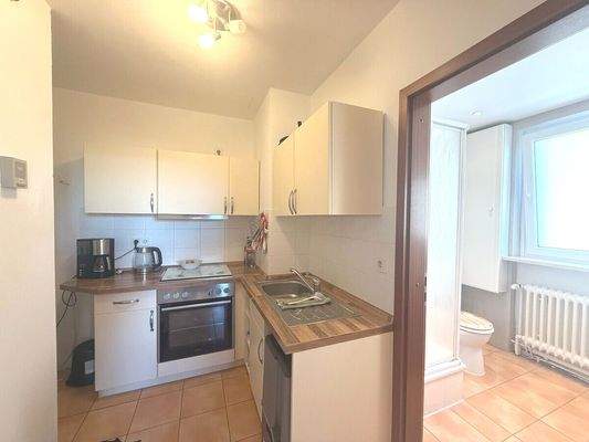 Ansicht Küche mit Eingang zum Badezimmer