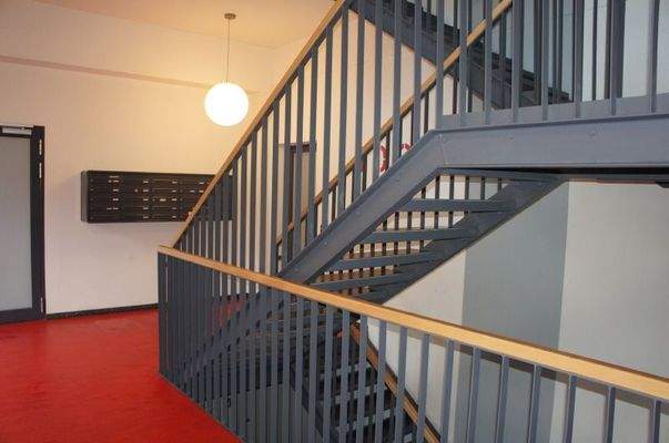 Treppenhaus und Briefkastenanlage