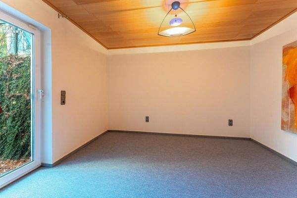 Kleines Zimmer im Keller mit Ausgang zum Garten