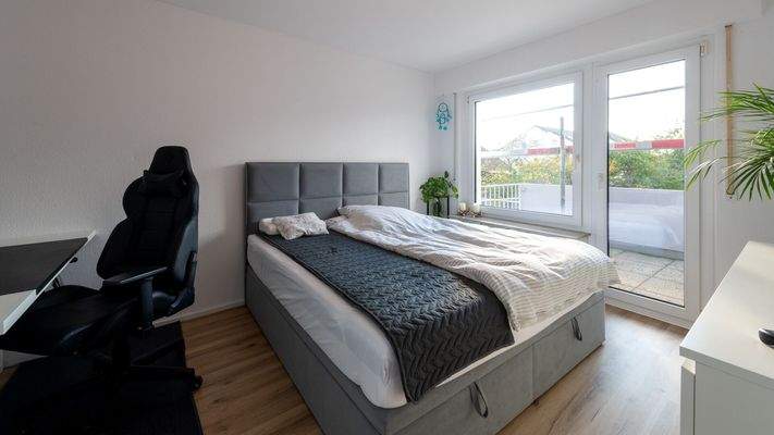Schlafzimmer mit Zugang zum Balkon