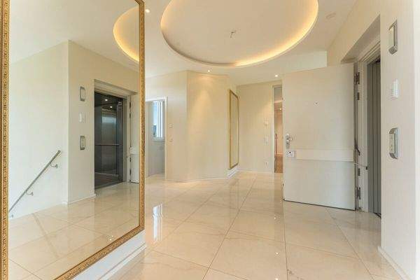 Entrée mit direktem Zugang zum Fahrstuhl