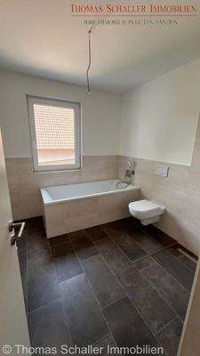 Badezimmer mit Wanne - Dusche - WC