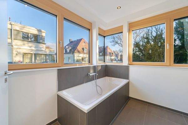 Bad mit großflächigen Fenstern