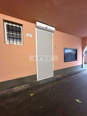 elektrische Rolllade zum Schutz des Eingangs