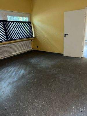 Leeres Zimmer mit Fenster