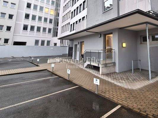 Innenhof mit Stellplätzen