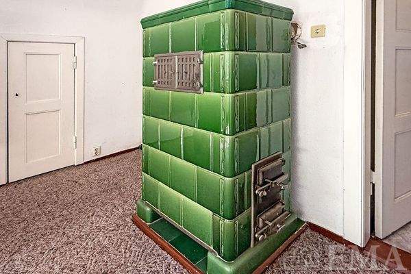 mit dekorativem Kachelofen