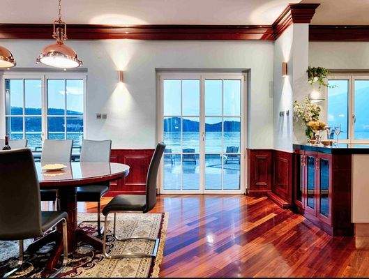 Geräumiger Essbereich mit direktem Zugang zur Terrasse 