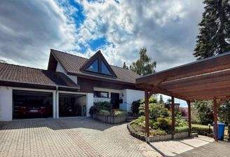 Hausansicht mit Doppelgarage und Carport