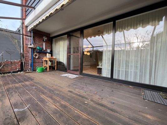 Die Holzterrasse lädt zum Verweilen ein