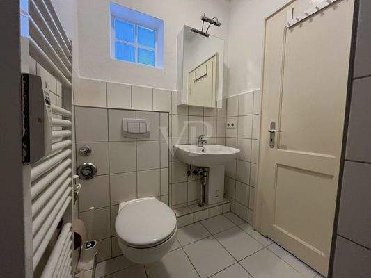 kompaktes Badezimmer mit solider Ausstattung