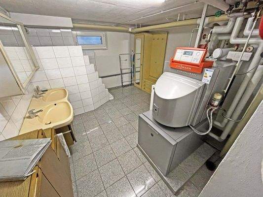 Heizraum und hinten Dusche
