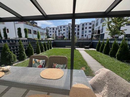 überdachte Gartenterrasse