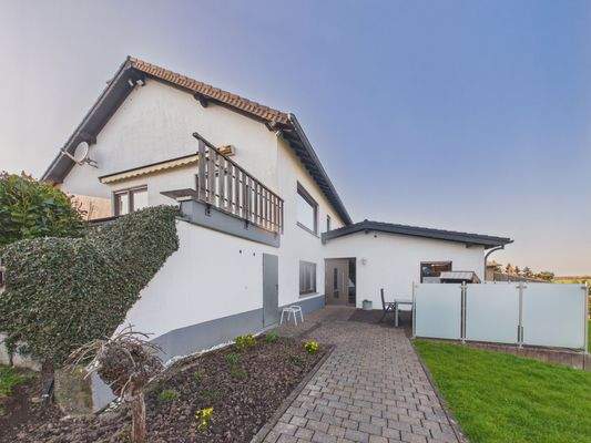 Ansicht Haus mit zwei Terrassen 