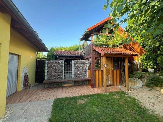 Gartenbereich mit Holzhütte