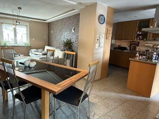 Wohn-/Esszimmer mit offener Küche..