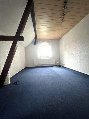 Renovierungsbedürftiges Zimmer im Dachgeschoss