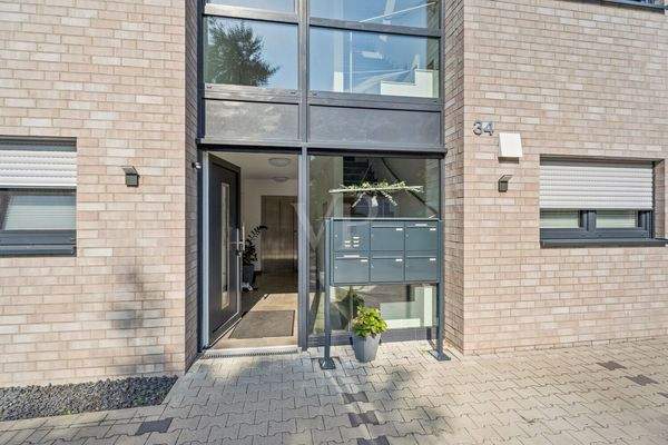 Hauseingangsbereich mit Aufzug