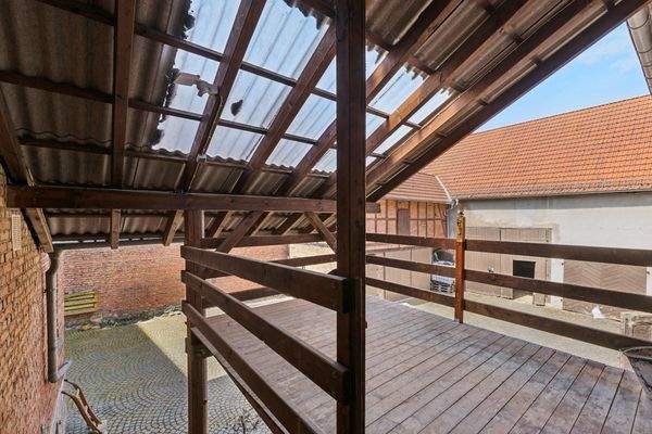 hinterer Aufgang zum 1. Obergeschos und überdachter Freisitz/Balkon _OG