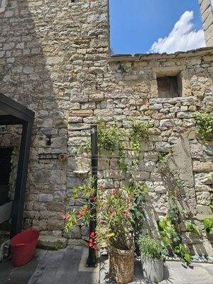 Malerisches Steinhaus nur wenige Schritte vom Meer entfernt