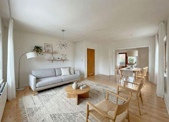 [KI-optimiertes Foto] Wohnzimmer mit Zugang zum Essbereich im Obergeschoss