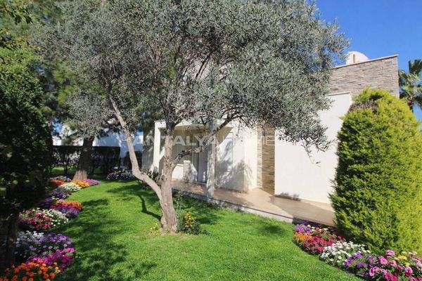 4-Bedroom Triplex Villa with Pool in Antalya