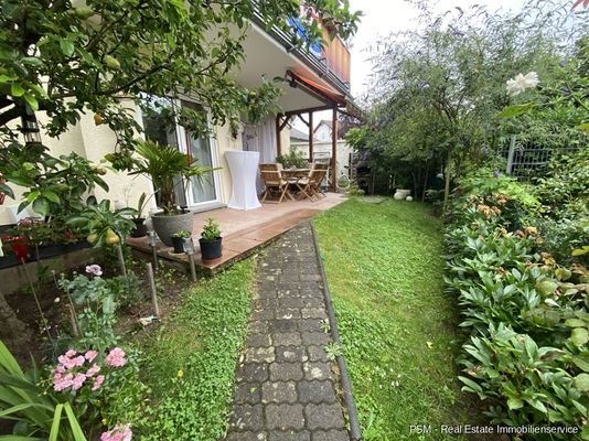 Terrasse mit Gartenantein