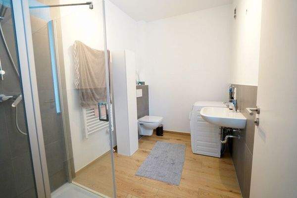 Duschbad mit Waschmaschinenanschluss