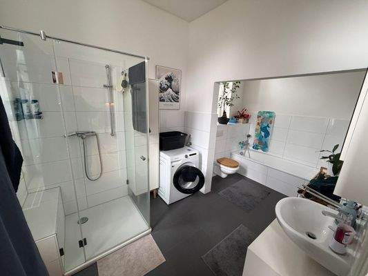 Vollbad mit Dusche und Fenster.jpeg